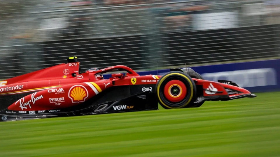 红牛车队险胜法拉利，塞恩斯刷新纪录