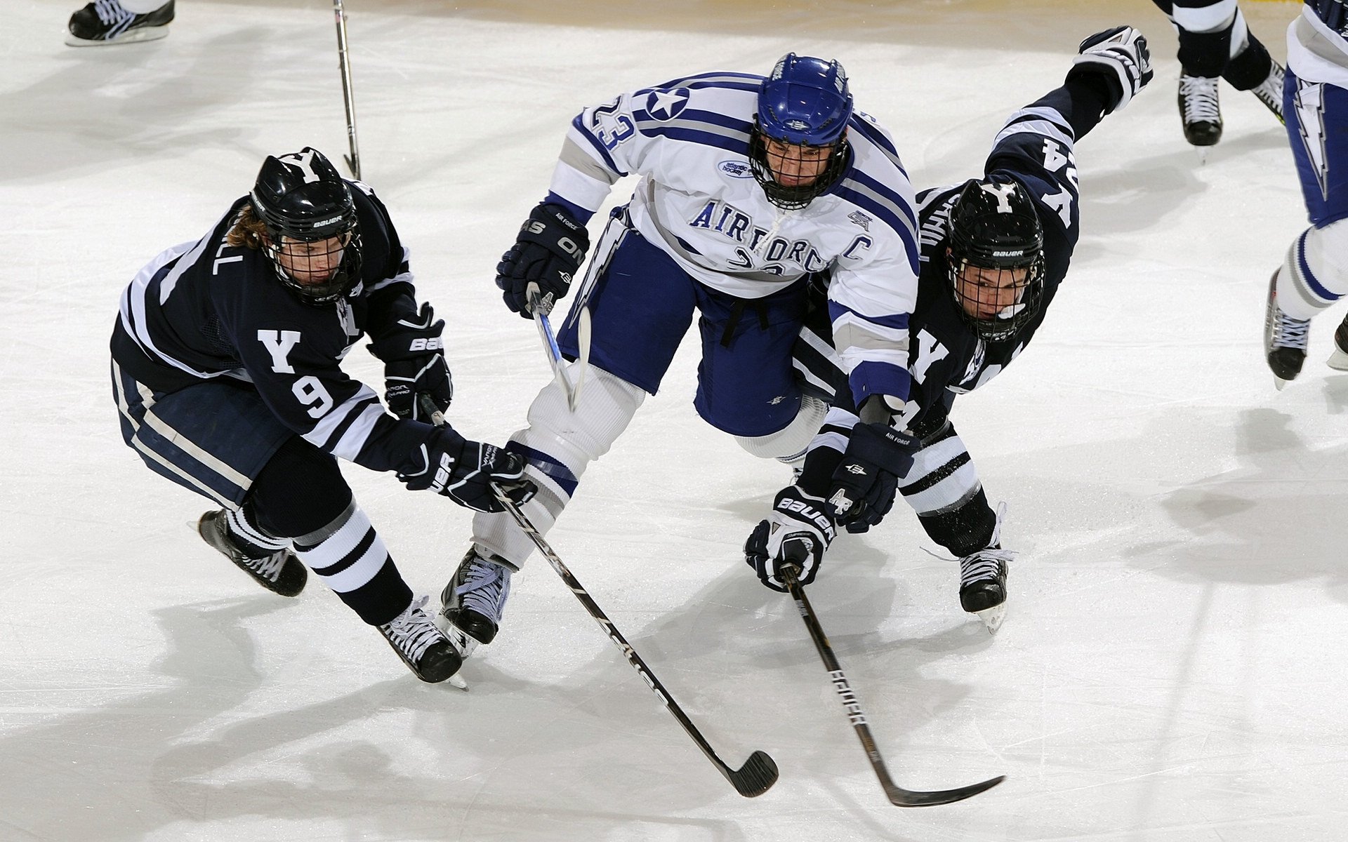 赛道之外的对决，F1新赛季揭幕战之夜，米切尔如何用防守艺术锁死对手