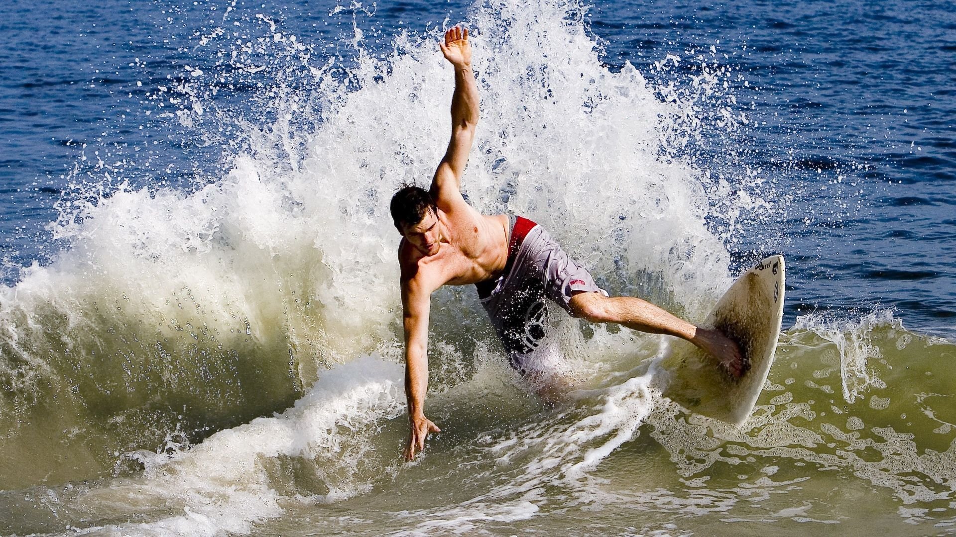 诺坎普的倒戈，当比利时铁骑血洗巴萨，皮克如何成为沉默的关键先生