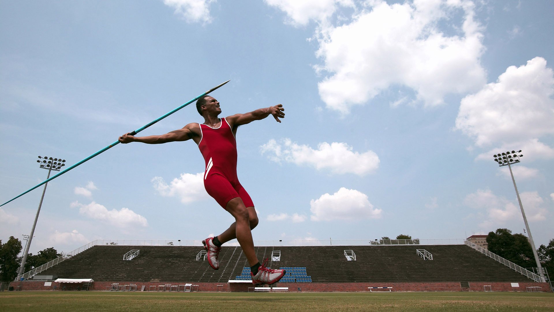 极速之争，红牛力克迈凯伦，拉塞尔刷新纪录书写新篇