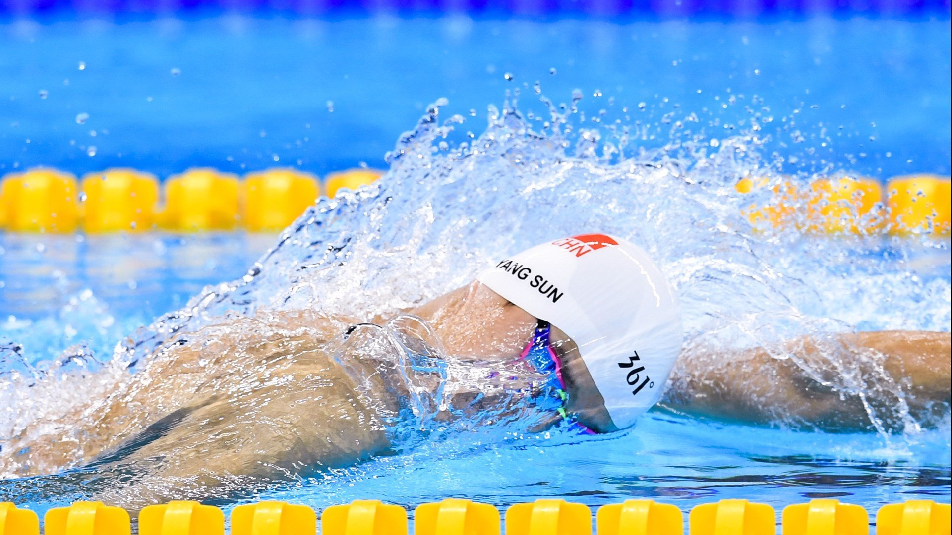 赛道上的红与蓝，红牛鏖战雷诺，汉密尔顿一骑绝尘惊艳四座